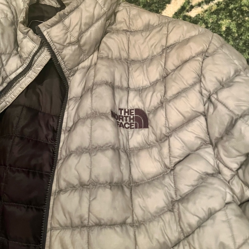 North Face Jacket silver in color-size medium. Great warmth & Style! Like new!